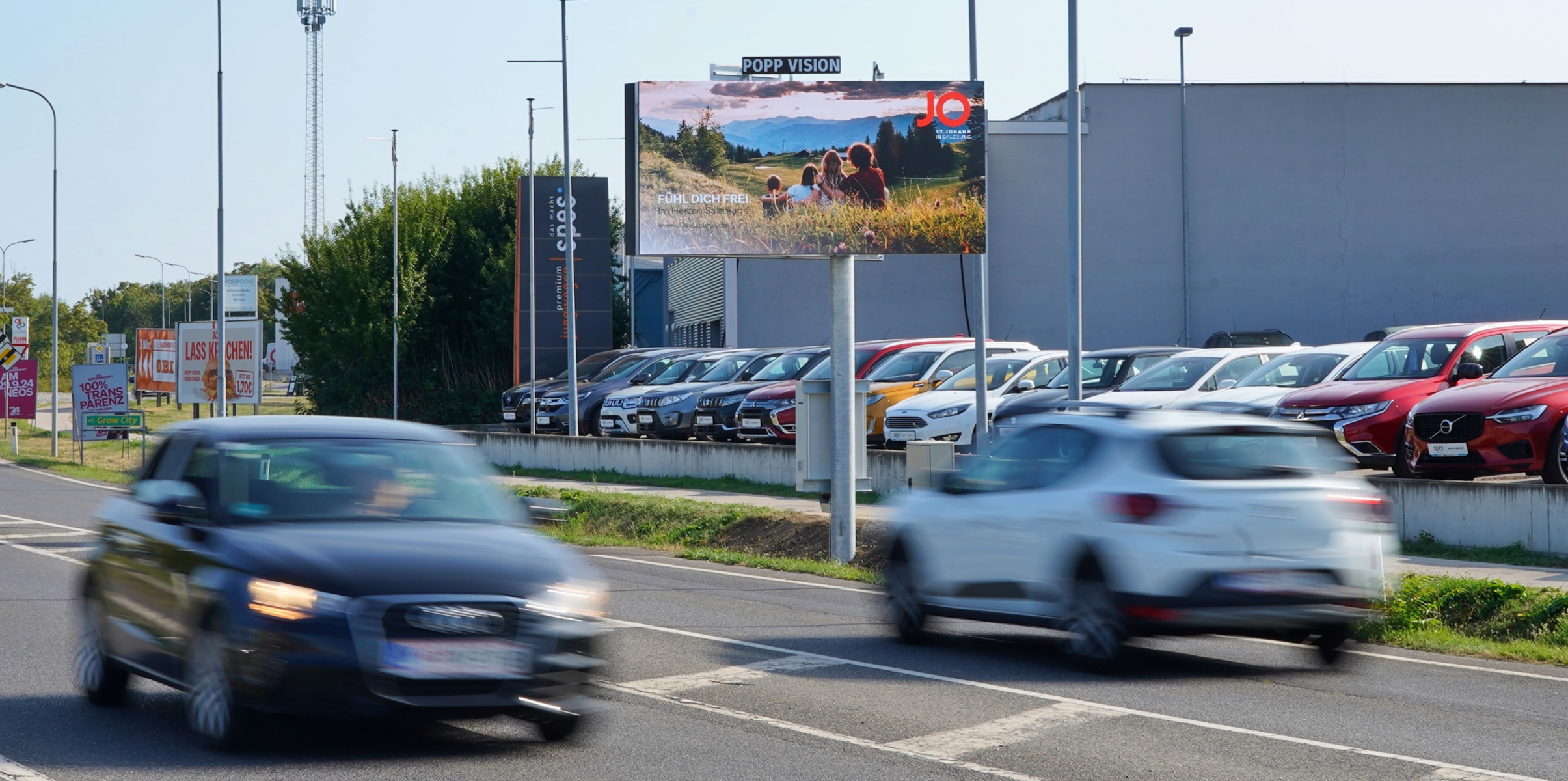 Tourismusverband TVB St. Johann in Salzburg Kampagne auf Popp Vision LED-Wall (DOOH) in Brunn a. Gebirge Popp Vision: OOH durch DOOH, Murals, Street Artvertisement, Gerüstwerbung: Wirkungsvolle digitale und analoge Werbeflächen an prime Standorten in Österreich