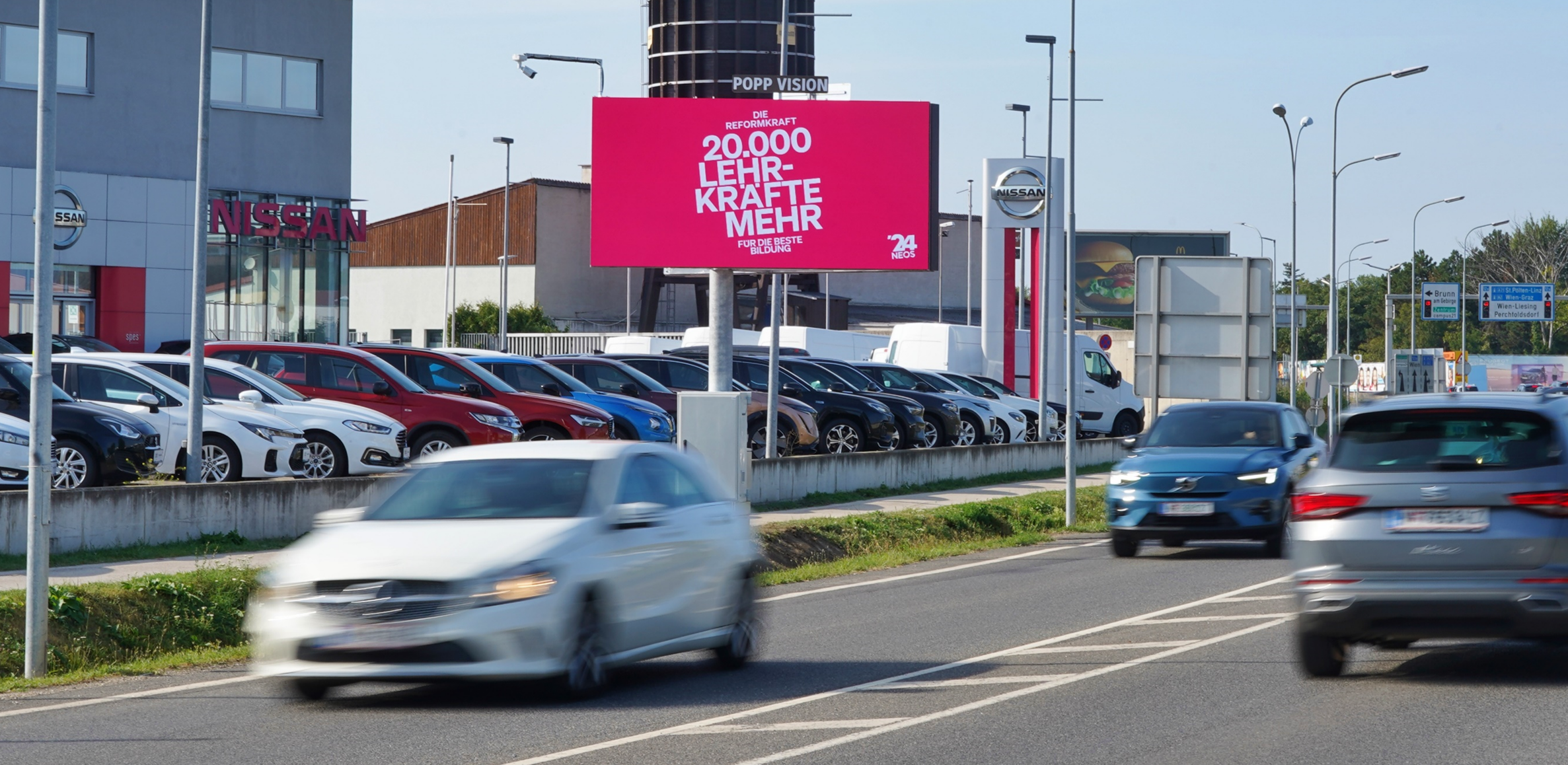 NEOS Kampagne auf Popp Vision LED-Wall (DOOH) in Brunn a. Gebirge Popp Vision: OOH durch DOOH, Murals, Street Artvertisement, Gerüstwerbung: Wirkungsvolle digitale und analoge Werbeflächen an prime Standorten in Österreich