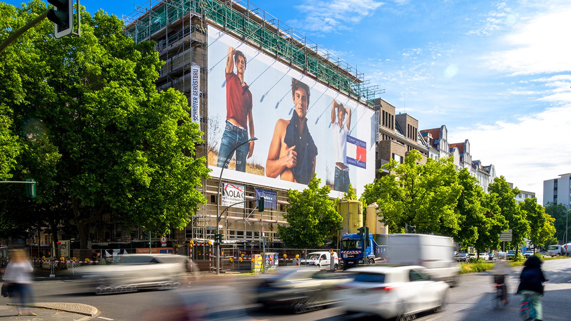 Gerüstwerbung, Baugerüst-Werbung von Popp Vision: OOH durch DOOH, Murals, Street Artvertisement, Gerüstwerbung: Wirkungsvolle digitale und analoge Werbeflächen an prime Standorten in ÖsterreichPopp Vision: OOH durch DOOH, Murals, Street Artvertisement, Gerüstwerbung: Wirkungsvolle digitale und analoge Werbeflächen an prime Standorten in Österreich
