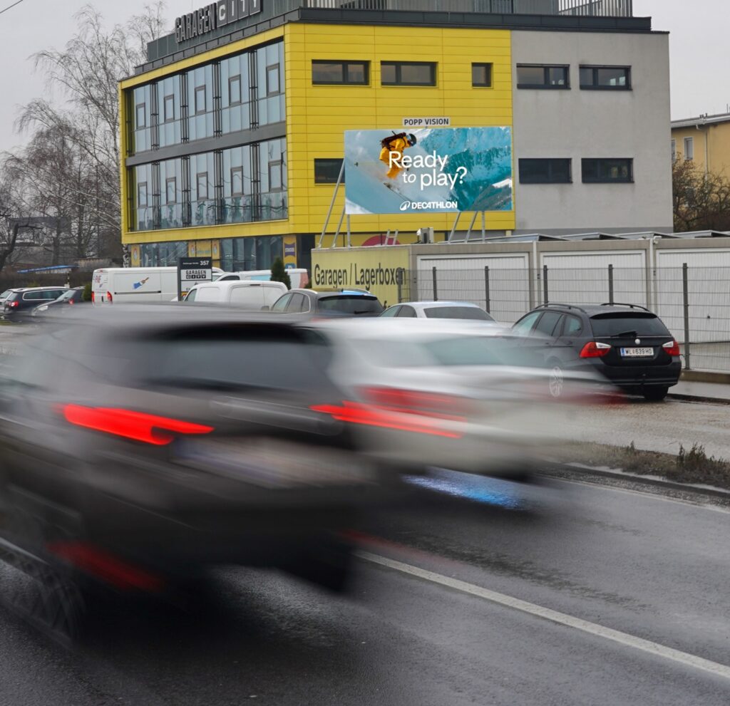 Decathlon-Kampagne auf LED-Wall (DOOH) von Popp Vision in Linz