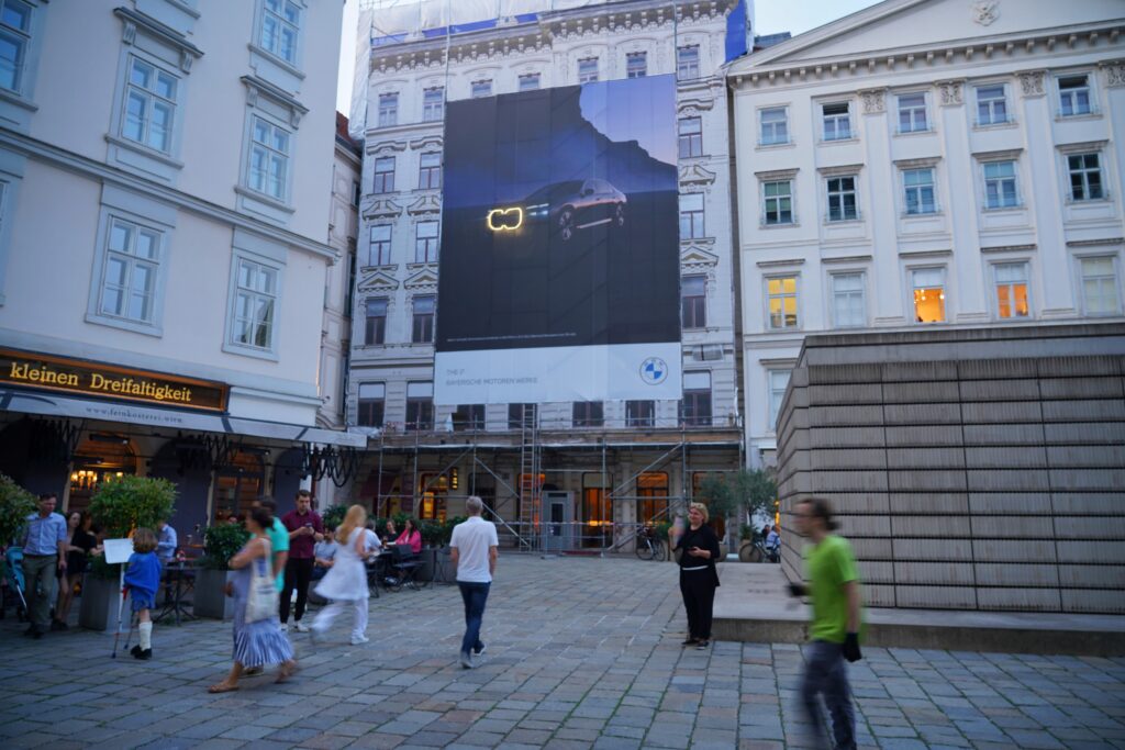BMW I7 Kampagne auf Gerüstwerbefläche von Popp Vision in Wien