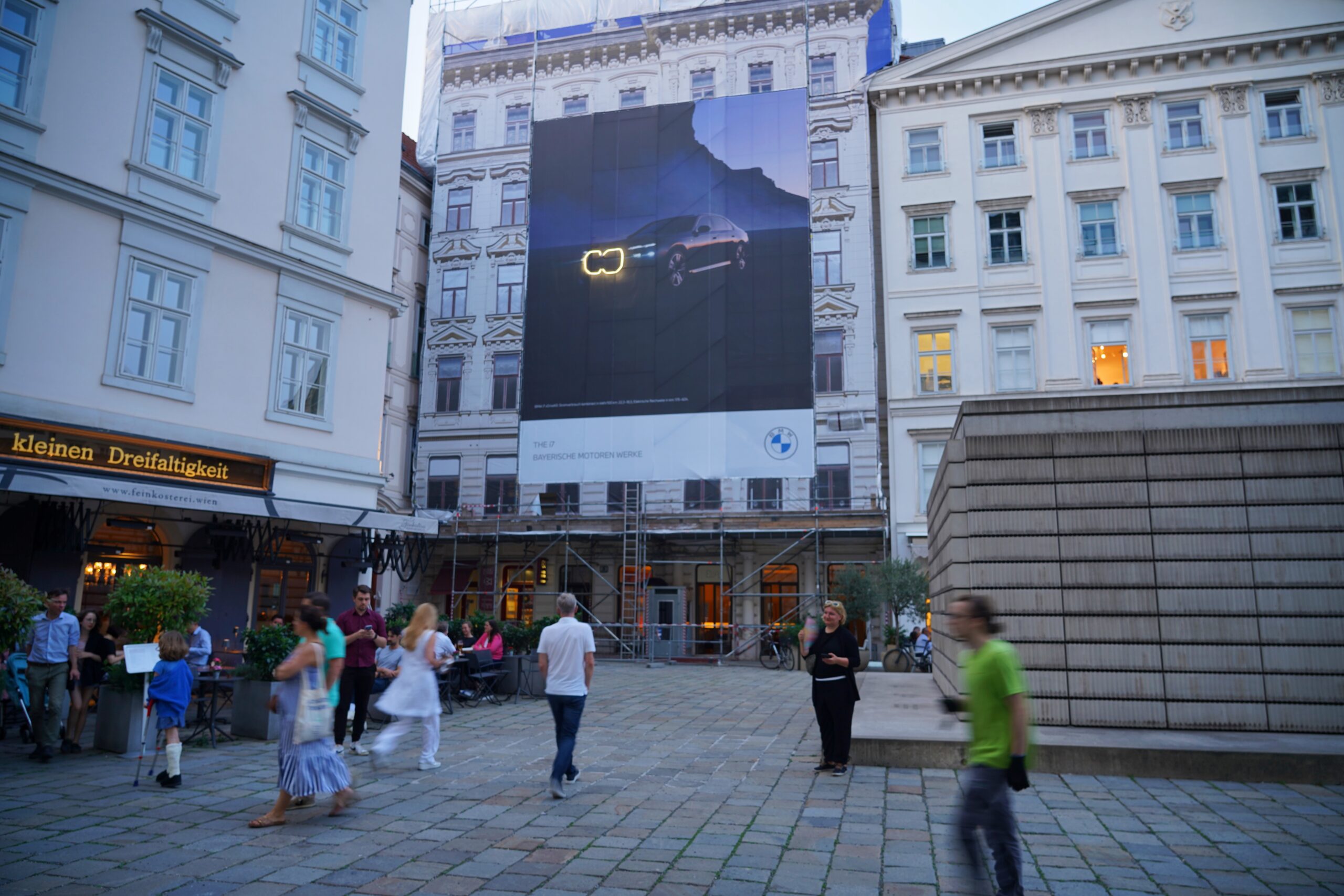 BMW I7 Kampagne auf Gerüstwerbefläche von Popp Vision in Wien