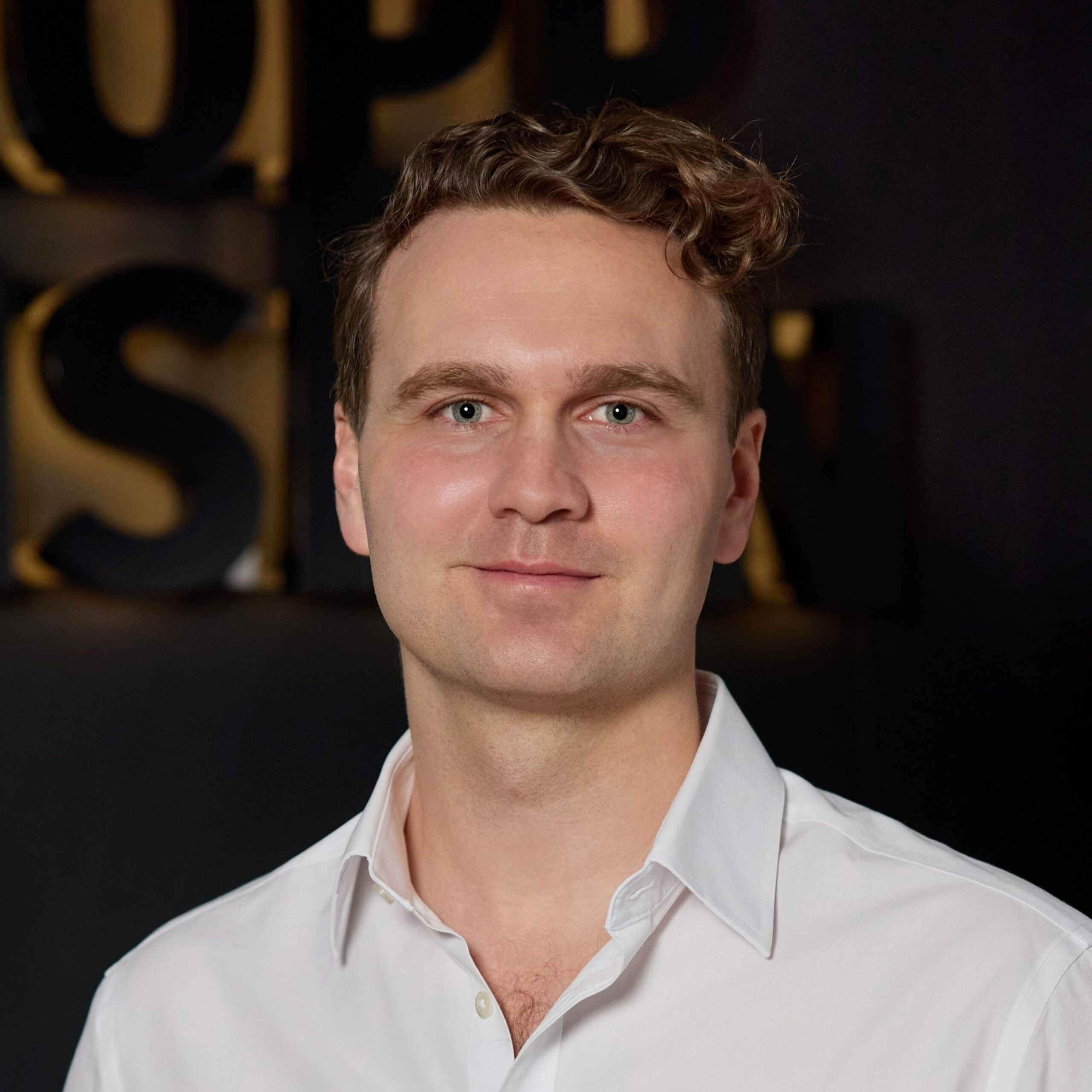 Florian Popp von Popp Vision: OOH, DOOH, Murals, Street Artvertisement, Gerüstwerbung: Wirkungsvolle digitale und analoge Werbeflächen an prime Standorten in Österreich