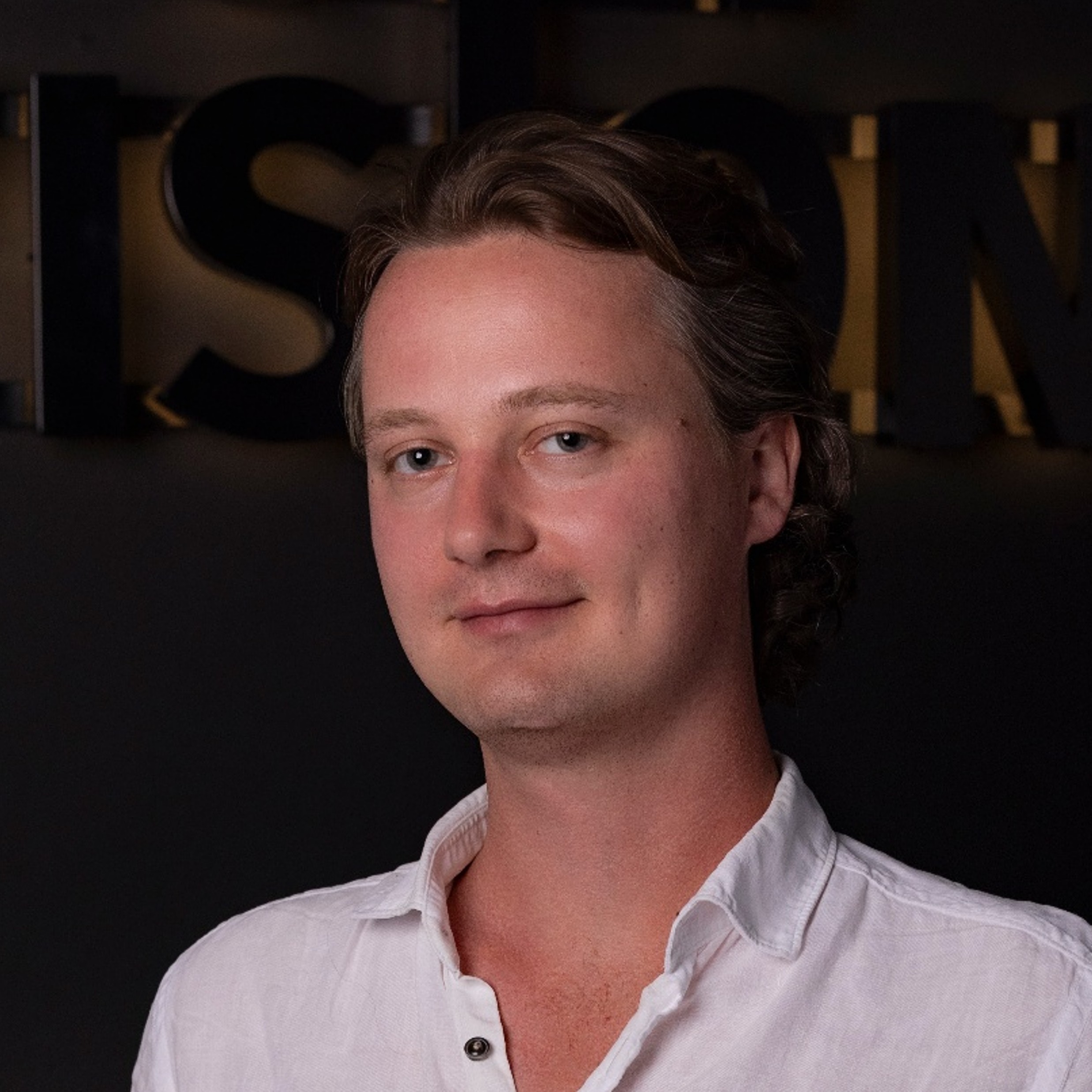 Julius Hartmann von Popp Vision: OOH, DOOH, Murals, Street Artvertisement, Gerüstwerbung: Wirkungsvolle digitale und analoge Werbeflächen an prime Standorten in Österreich