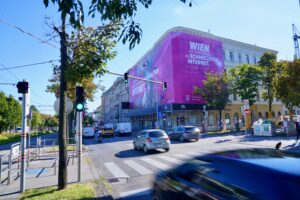 Magenta Kampagne auf Gerüstwerbefläche von Popp Vision in Wien