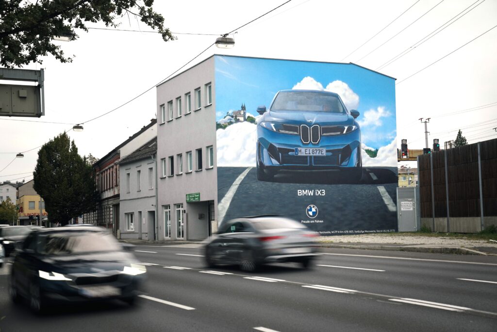 BMW ix3 Mural-Kampagne von Popp Vision in Linz