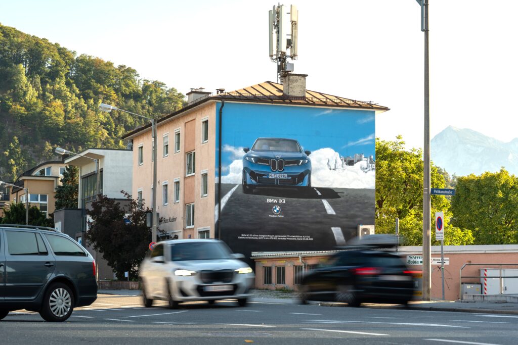 BMW ix3 Mural-Kampagne von Popp Vision in Salzburg