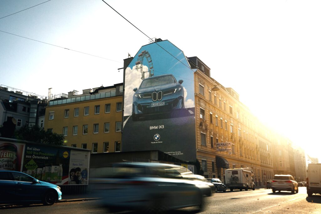 BMW ix3 Mural-Kampagne von Popp Vision in Wien