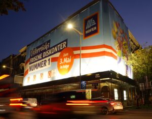 Hofer Kampagne auf Gerüstwerbefläche von Popp Vision in Wien