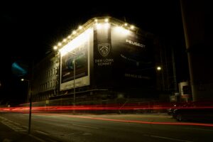 Peugeot 308 Kampagne auf Gerüstwerbefläche von Popp Vision in Wien