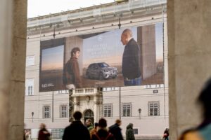 Mercedes Kampagne auf Gerüstwerbefläche von Popp Vision in Salzburg an der Salzburger Residenz am Domplatz
