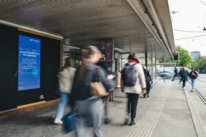 Volksbank Kampagne auf DOOH Screen von Popp Vision in Wien