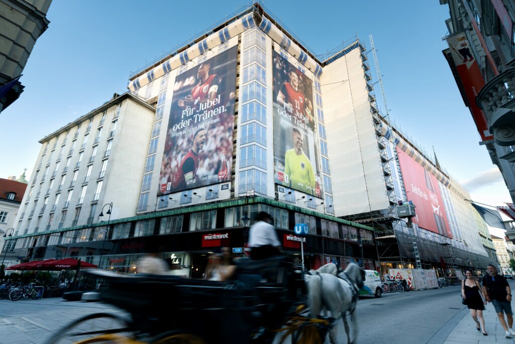 Coca-Cola Kampagne auf Gerüstwerbefläche von Popp Vision in Wien in der Herrengasse (1010)