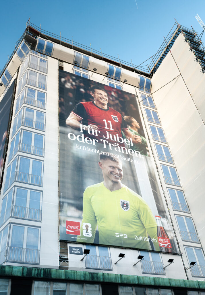 Coca-Cola Kampagne auf Gerüstwerbefläche von Popp Vision in Wien in der Herrengasse (1010)