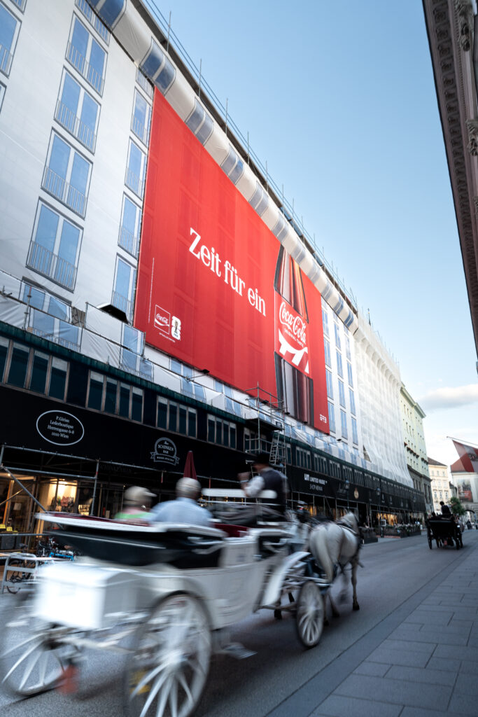 Coca-Cola Kampagne auf Gerüstwerbefläche von Popp Vision in Wien in der Herrengasse (1010)