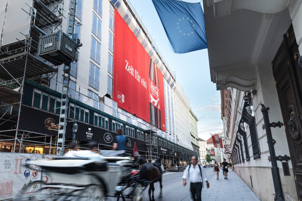 Coca-Cola Kampagne auf Gerüstwerbefläche von Popp Vision in Wien in der Herrengasse (1010)