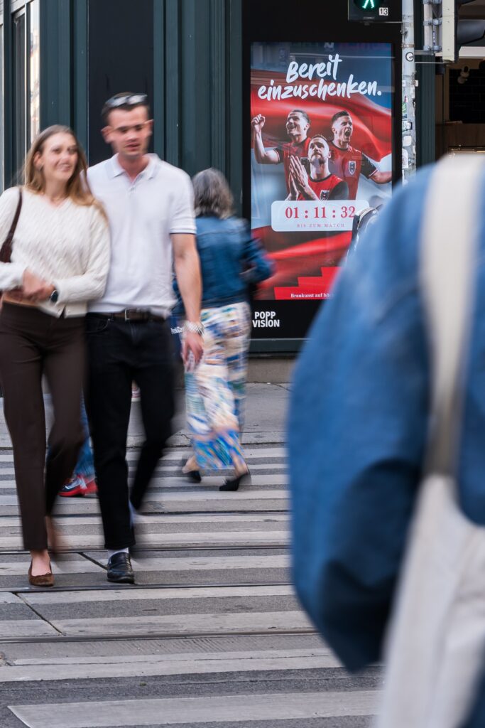 Stiegl Kampagne auf DOOH Screen von Popp Vision in Wien zur WM
