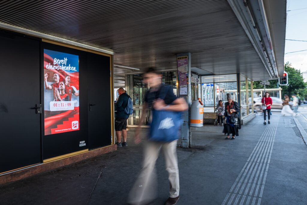 Stiegl Kampagne auf DOOH Screen von Popp Vision in Wien zur WM