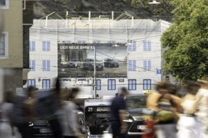 BMW X5 Kampagne auf Gerüstwerbefläche von Popp Vision in Salzburg am Hanuschplatz