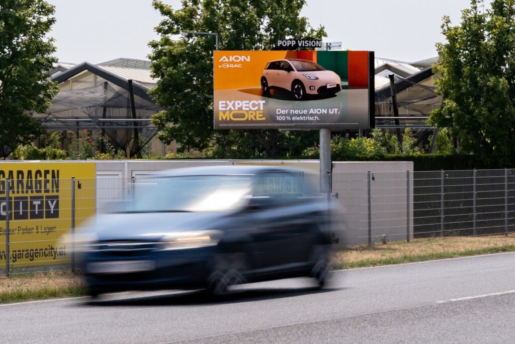 AION Colmobil Kampagne auf DOOH Screen von Popp Vision