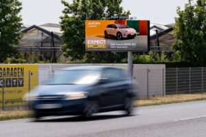 AION Colmobil Kampagne auf DOOH Screen von Popp Vision