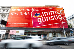 DM Kampagne auf Gerüstwerbefläche von Popp Vision in Wien am Neubaugürtel